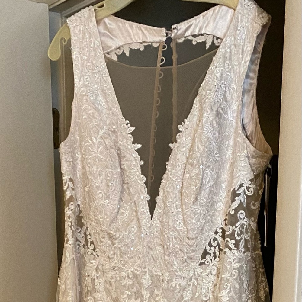 New with tag David’s Bridal wedding gown - Picture 4 of 8